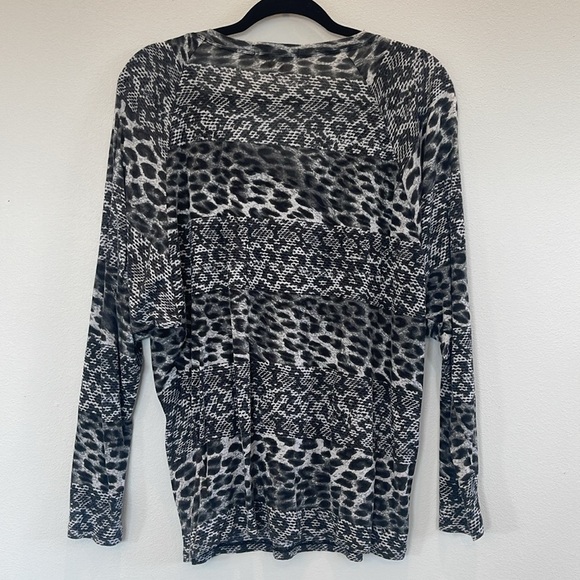 Michael Kors Size L Animal Snake Print Lightweight Long Sleeve T Shirt Top - Picture 5 of 11